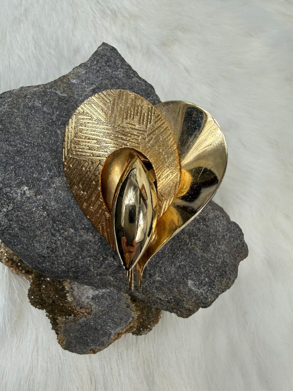 Vintage Textured Gold Tone Abstract Modernist Heart Brooch 2" X 1.75"